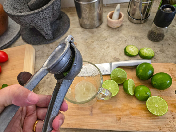 Pressa limejuicen med en lemon squeezer