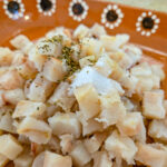 Tillsätt salt och oregano till fisken