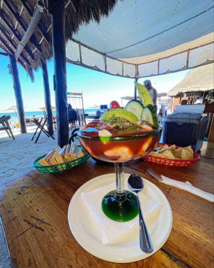 En räkcocktail på stranden