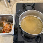 Ta ur grönsakerna och skal ur grönsaksbuljongen