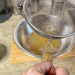 Filtrera bort orenheter från din färdiga räkbuljong