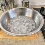 Förbered isvatten för att snabbt kyla räkorna