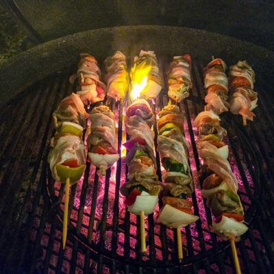 Grilla spetten över direkt värme tills de fått färg.