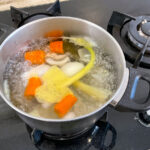 Koka grönsaksbuljongen