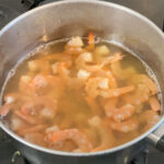 Lägg i räkorna i din färdiga buljong och koka