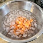 Lägg de färdigkokta räkorna i isvatten