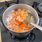 Lägg i räkskalen och koka ytterligare 15 minuter