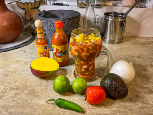 Äkta mexikansk räkcocktail i tomatsås – en strandfavorit