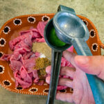 Pressa över lite lime, en mexikansk limepress är oumbärlig i det mexikanska köket!