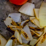 Stek löken tills den är mjuk och börjar få färg