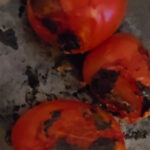 Stek tomaterna tills de svarnar och mjuknat