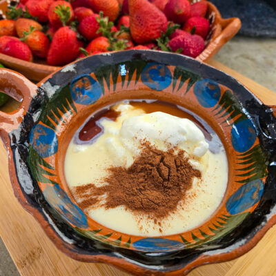 Lägg ihop ingredienserna till creman i en skål