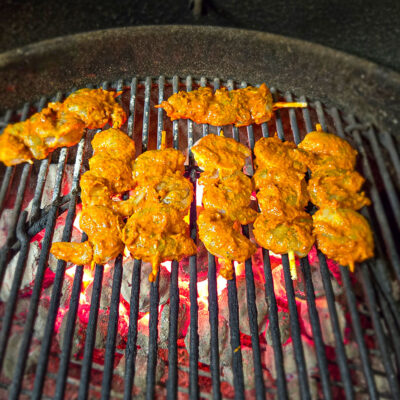 Grilla räkorna över direkt värme