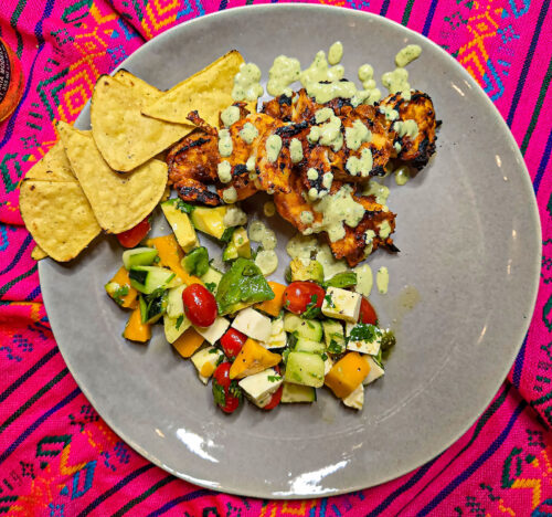 Mexikansk sallad med mango, avokado och lime – fräscht, tropiskt och perfekt till grillat!