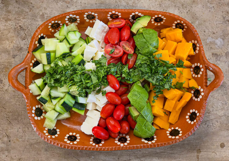 Hacka ingredienserna till salladen