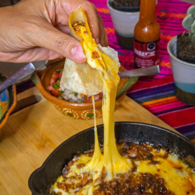 Queso fundido med chorizo – Smält ost med kryddig smulad chorizo