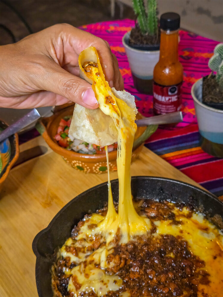 Queso fundido med chorizo med cheese pull direkt från pannan