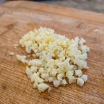 Hacka vitlöken grovt