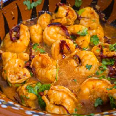 Tillsätt grovt hackad koriander och servera!