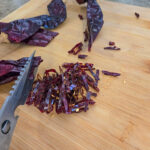 Klipp ringar av guajillon och ta bort kärnorna så gott du kan.