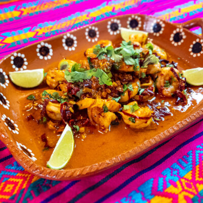 Camarones al Guajillo: Jätteräkor med vitlök, vitt vin, mild chili och smörsås