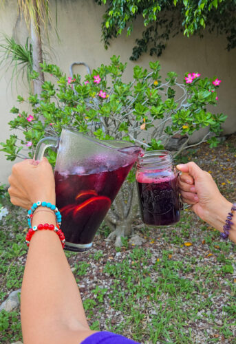 Agua de Jamaica – syrlig hibiskusdryck med lime & is