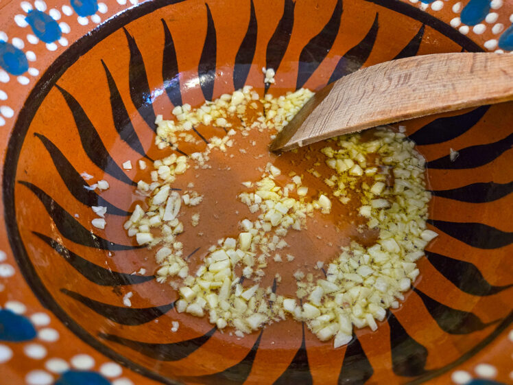 Fräs vitlöken tills den skarpa lukten försvinner