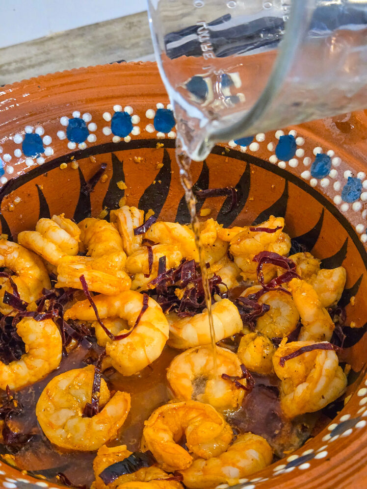 Tillsätt det vita vinet