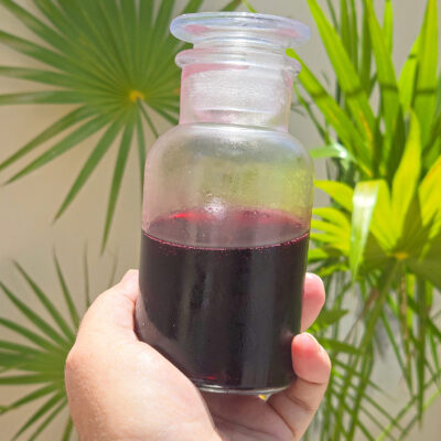 Cordial på hibiskusblomma, kanel och kryddnejlika
