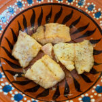 Vänd fisken och stek snabbt andra sidan.