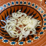 Stek löken lätt i olivolja