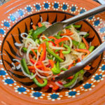 Tillsätt paprikan och stek blandningen ytterligare 30 sekunder