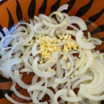 Tillsätt vitlöken och stek den lätt i ytterligare 30 sekunder med löken under omrörning.