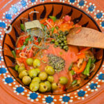 Tillsätt oliver och kapris