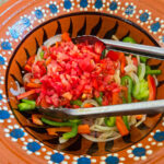 Tillsätt de hackade tomaterna och stek någon minut tills de börjar släppa vatten