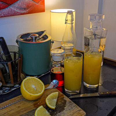 Toppa eventuellt med lite extra is eller juice efter smaksättningen i nästa steg om mängden blir ojämn