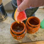 Tillsätt fruktbitar av lime, apelsin och grapefrukt