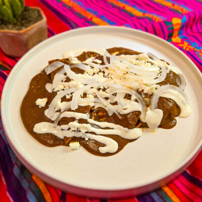 Enfrijoladas – silkeslen smakrik bönsås med fyllda tortillas