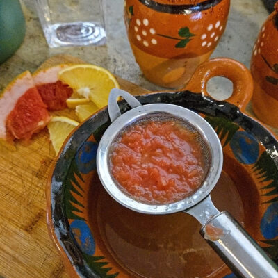 Filtrera juicen från stora fruktbitar