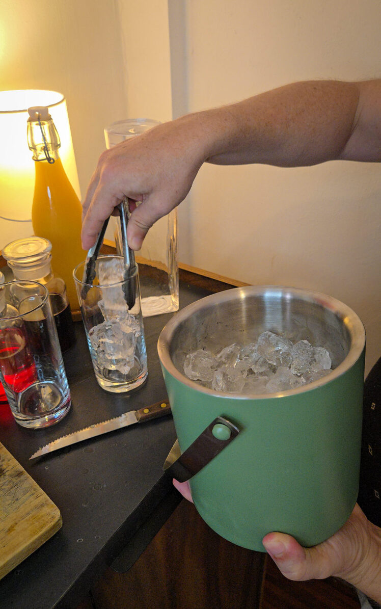 Fyll highball-glas med isbitar