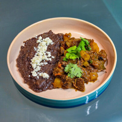 Servera med refried beans