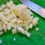 Hacka löken grovt