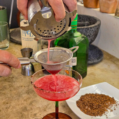 Häll gärna genom en finmaskig nätsil