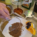 Rulla den fuktade kanten i Tajin eller salt