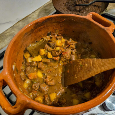 Låt allt sjuda tills potatisen är mjuk men ändå behåller sin form.