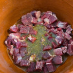 Tillsätt köttet och kryddorna