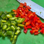 Skär upp paprikan i kuber