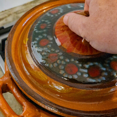 Låt puttra under lock på medellåg värme. Rör om då och då.