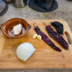 Mise en place, Manteca, lök, vitlök och chili guakillo samt ancho