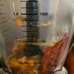 Lägg i chili, lök och vitlök i blendern